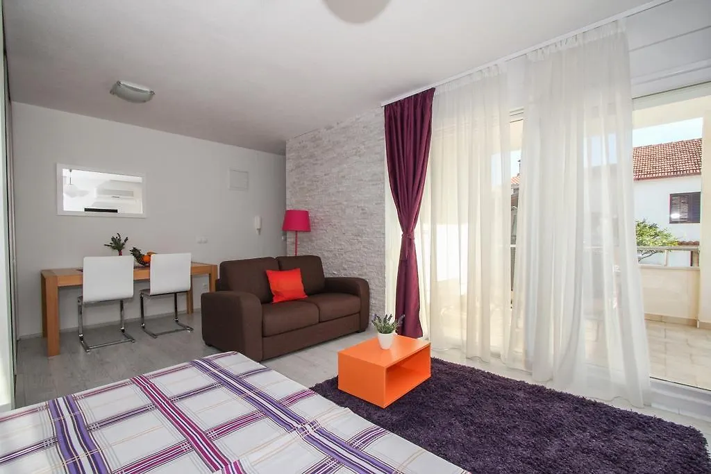Apartment Gloria 特罗吉尔